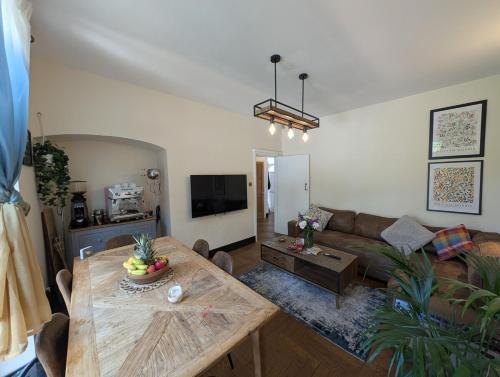 Luxury 3 bed house with off road parking for 2 cars, garden, 10 minutes from city-centre, Liverpool (photo 6)