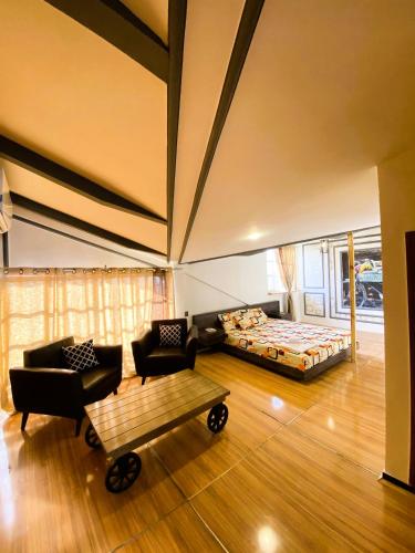 1 king bed, 2 bunk beds