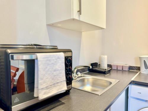 Trendy Studio Near Tube in Shepherds Bush Hotspot - Pass the Keys - image 4