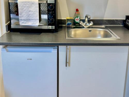 Trendy Studio Near Tube in Shepherds Bush Hotspot - Pass the Keys - image 8