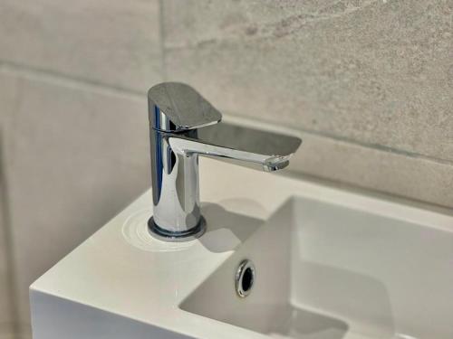 Chic Ensuite Studio - 10% OFF - 3 min to Trains -Pass The Keys - image 6