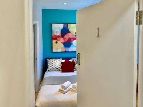 Trendy Studio Near Tube in Shepherds Bush Hotspot - Pass the Keys - image 10