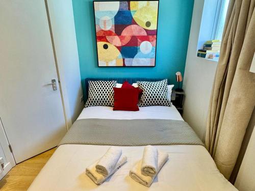 Chic Ensuite Studio - 10% OFF - 3 min to Trains -Pass The Keys - main image
