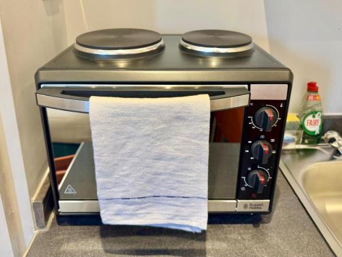 Chic Ensuite Studio - 10% OFF - 3 min to Trains -Pass The Keys - image 2