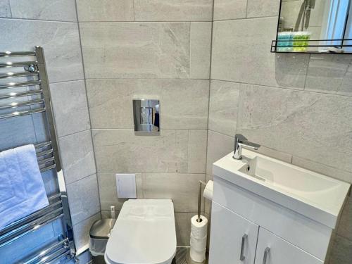 Trendy Studio Near Tube in Shepherds Bush Hotspot - Pass the Keys - image 2