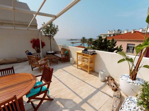 Apartment (5 Adults) room in Superbe appartement climatisé avec grande terrasse et parking à Menton - FR-1-196-290