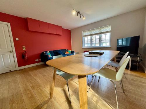 Brentwood Hotel & Apartments in Brentwood