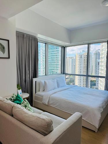 Avant at the Fort BGC with King Bed and Motorized Curtains & 65 in TV, Manila