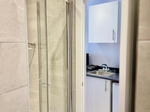 Ensuite Stylish Studio - 3 min to Trains - Pass The Keys - image 10