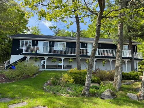 Lakefront Retreat Hot Tub Outdoor Sauna Dock Swim Stunning Views! in Rosseau (ON)