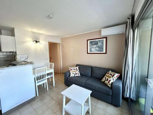 Studio cabine a St-Raphael avec terrasse et parking, a 100m de la plage - FR-1-226A-23 near Camino