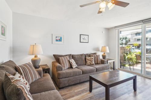 Beach Condo with Private Patio #135 in คาร์พินเทเรีย (CA)