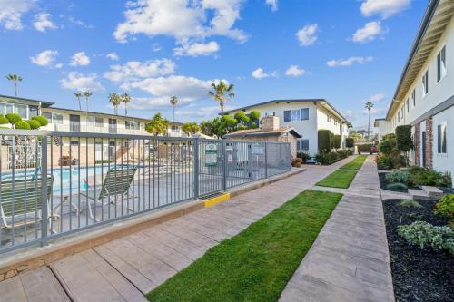 Beach Condo with Private Patio #135 in คาร์พินเทเรีย (CA)