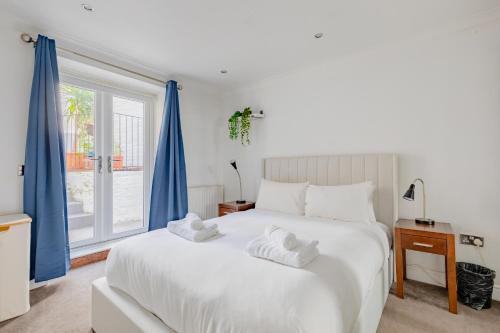 Snug 2BD Flat with Patio Heart of North London, Londyn