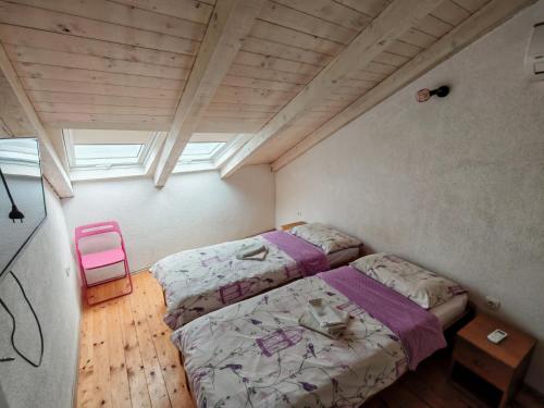 2 twin beds, 1 sofa bed