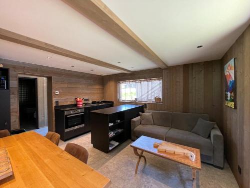 Appartement Crest-Voland, 4 pièces, 6 personnes - FR-1-733-16 (Appartement renove, 6 pers, 2 ch + coin montagne, centre Crest-Voland, parking, skiroom, WIFI - FR-1) in Crest-Voland