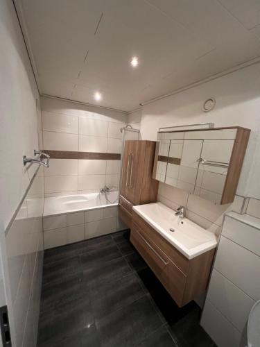 ห้องน้ำ, Schöne Maisonette 4 Zimmer mit Garten (Schone Maisonette 4 Zimmer mit Garten) in รอดเกา