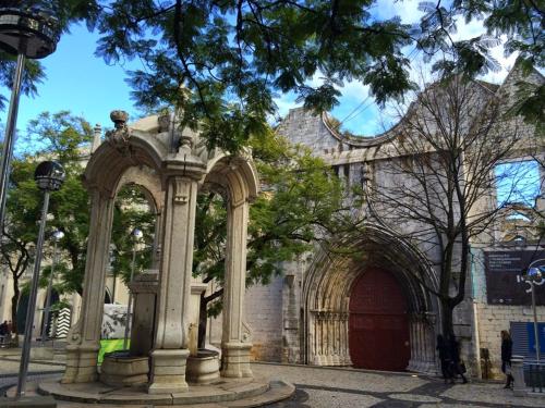 Apartment with Three Bedroom in Historic Largo do Carmo, Lisboa