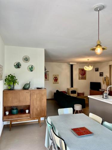 villa dans un écrin de verdure (villa dans un ecrin de verdure) in Saint-Quentin-la-Poterie