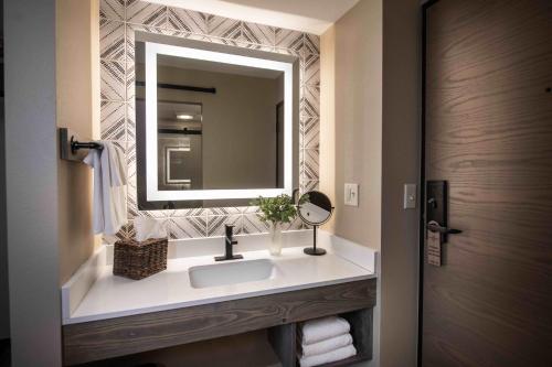 Clarion Hotel & Suites - image 10