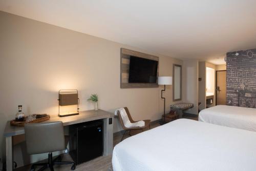 Clarion Hotel & Suites - image 7
