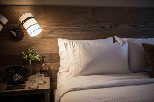 KNG - King w/Sleeper Chair