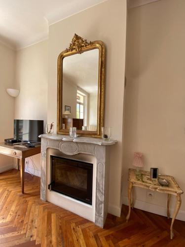PALMERAIE - Magnifique appartement d'époque avec Vue Mer 4 personnes avec terrasse Le Port Nice, Nice (photo 8)