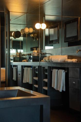 SO Black Suite with Danube Canal View image 3