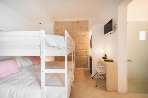 LLONGA'S 11th - image 8