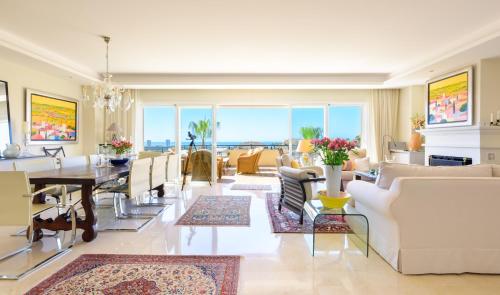 Elviria Hills Penthouse - Idyllic Golf & Sea View Oasis in Marbella