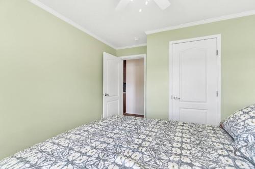 Hidn LakeFront-New Build-Private Beach-Fast Wi-Fi - image 11