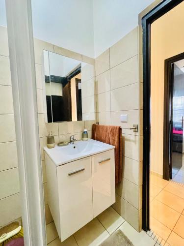Cozy apartment, in secure residence in 엘 호우다