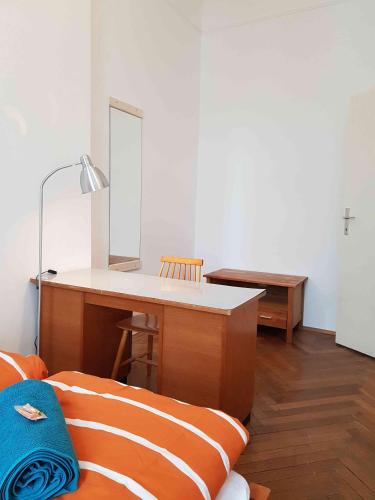 Grosse helle Altbauwohnung - image 12