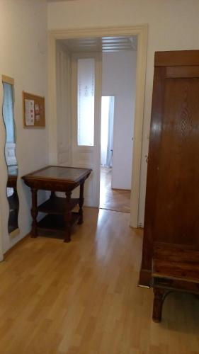 Grosse helle Altbauwohnung - image 4