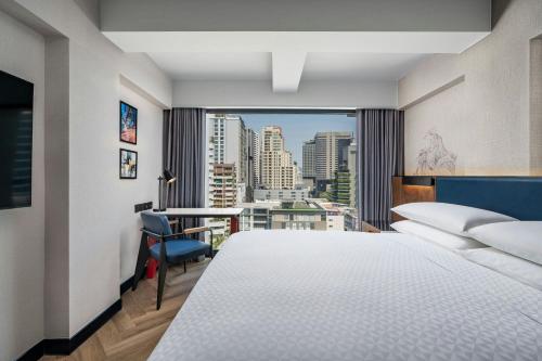 Deluxe King Room with Partial City View image 2
