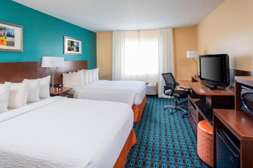 Queen Room with Two Queen Beds - Hearing Accessible