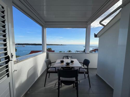 Apartments Emanuela - Beachfront & Top Location, Novalja 4