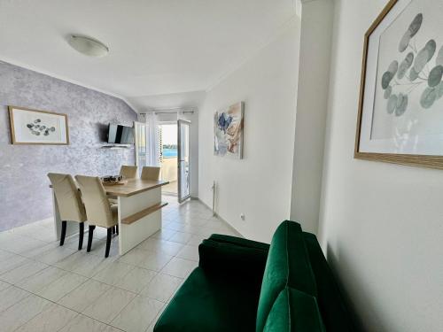 Apartments Emanuela - Beachfront & Top Location, Novalja 3