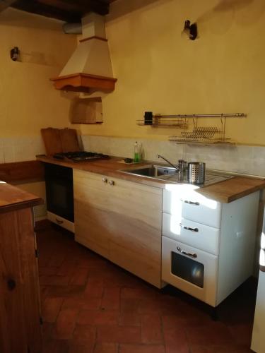 virtuve, Casale immerso nella natura in Kastel D'Aiano