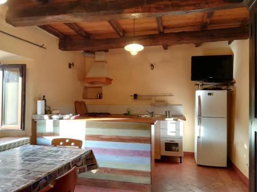 virtuve, Casale immerso nella natura in Kastel D'Aiano