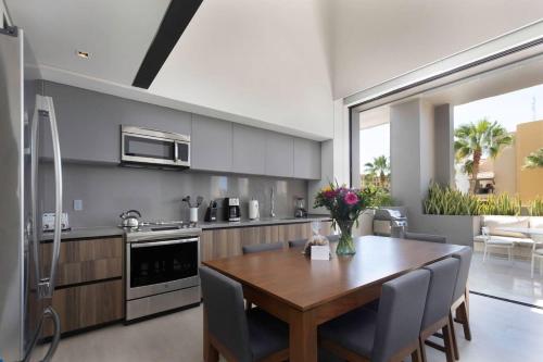 Cabo Marina 3 BR Loft Walk to Medano Beach