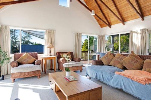 Torbay Sun Drenched Villa near Local Beaches, Auckland