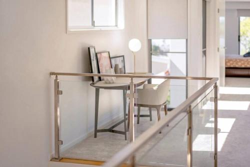 Waterfront Wonderland - Luxury Canal Front Villa w Pool in Hope Sziget