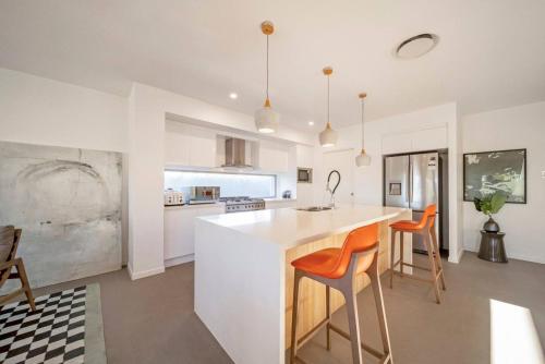 Waterfront Wonderland - Luxury Canal Front Villa w Pool in Hope Sziget