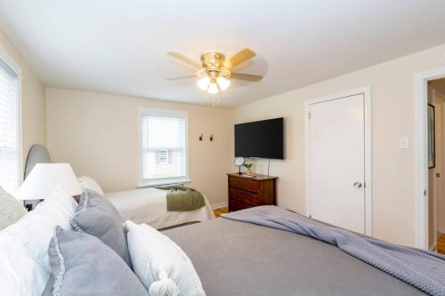 Amish Guest House-hot tub ev plug ideal location - image 14