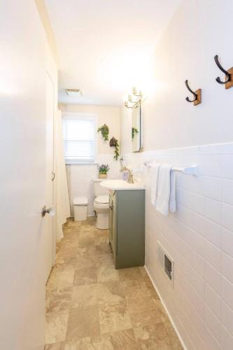 Amish Guest House-hot tub ev plug ideal location - image 11