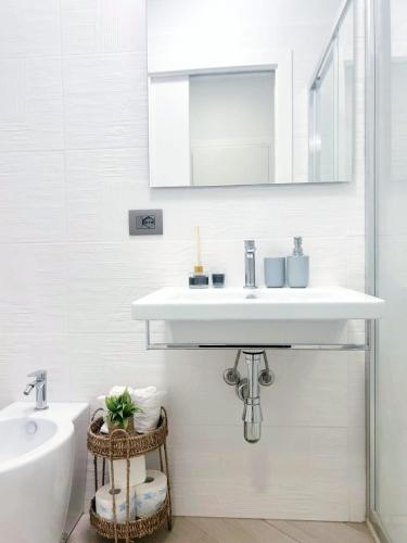One-Bedroom Apartment image 5