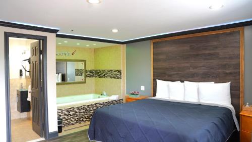 King Bed Room with Jacuzzi