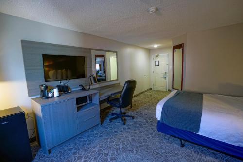 Deluxe Drive Up Room with One Queen Bed - Non-Smoking