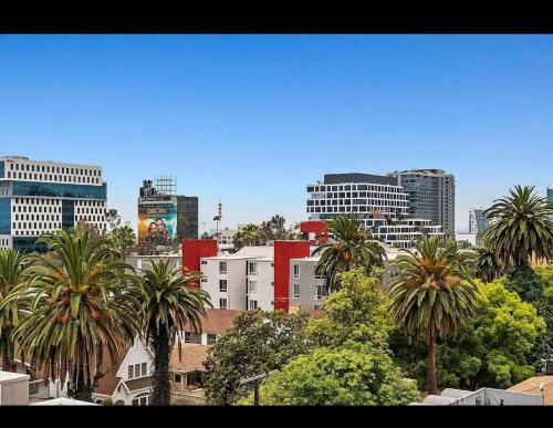 2BR Hollywood Apt with Rooftop Pool & Stunning Views, Los Angeles (fotografie 4)
